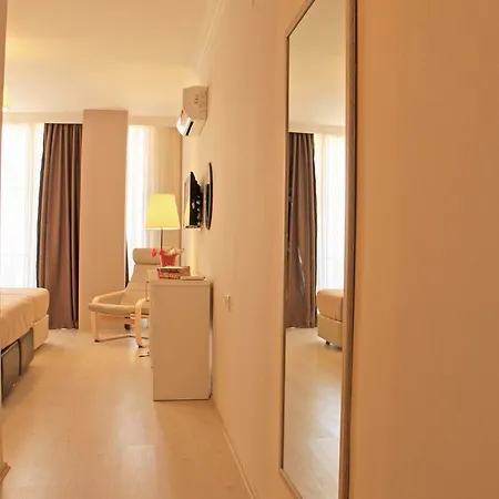 Lady Rose Homestay *